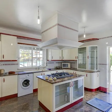 Sleeps 12 With Pool And Wifi Parchal