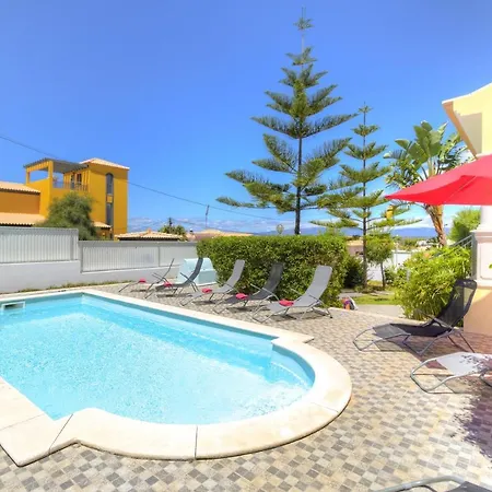 Βίλα Sleeps 12 With Pool And Wifi